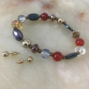 Bundle NWOT small round gold post earring and colorful glass bracelet stretch